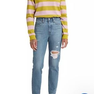 LEVIS wedgie angle size 25 medium blue wash jeans.